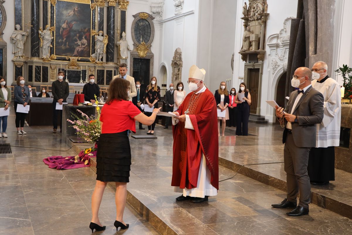 Weihbischof Ulrich Boom hat im Auftrag von Bischof Dr. Franz Jung 33 Frauen und sieben Männern am Freitagabend, 9. Juli, im Kiliansdom die Missio canonica verliehen.