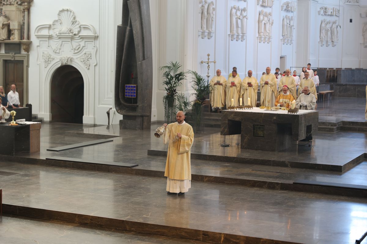 Neun Frauen und fünf Männer hat Bischof Dr. Franz Jung bei einem Pontifikalgottesdienst am Freitag, 19. Juli, als Pastoral- beziehungsweise Gemeindereferenten beauftragt.