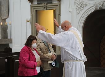 Bischof Dr. Franz Jung segnete nach dem Gottesdienst die Ehejubilare.