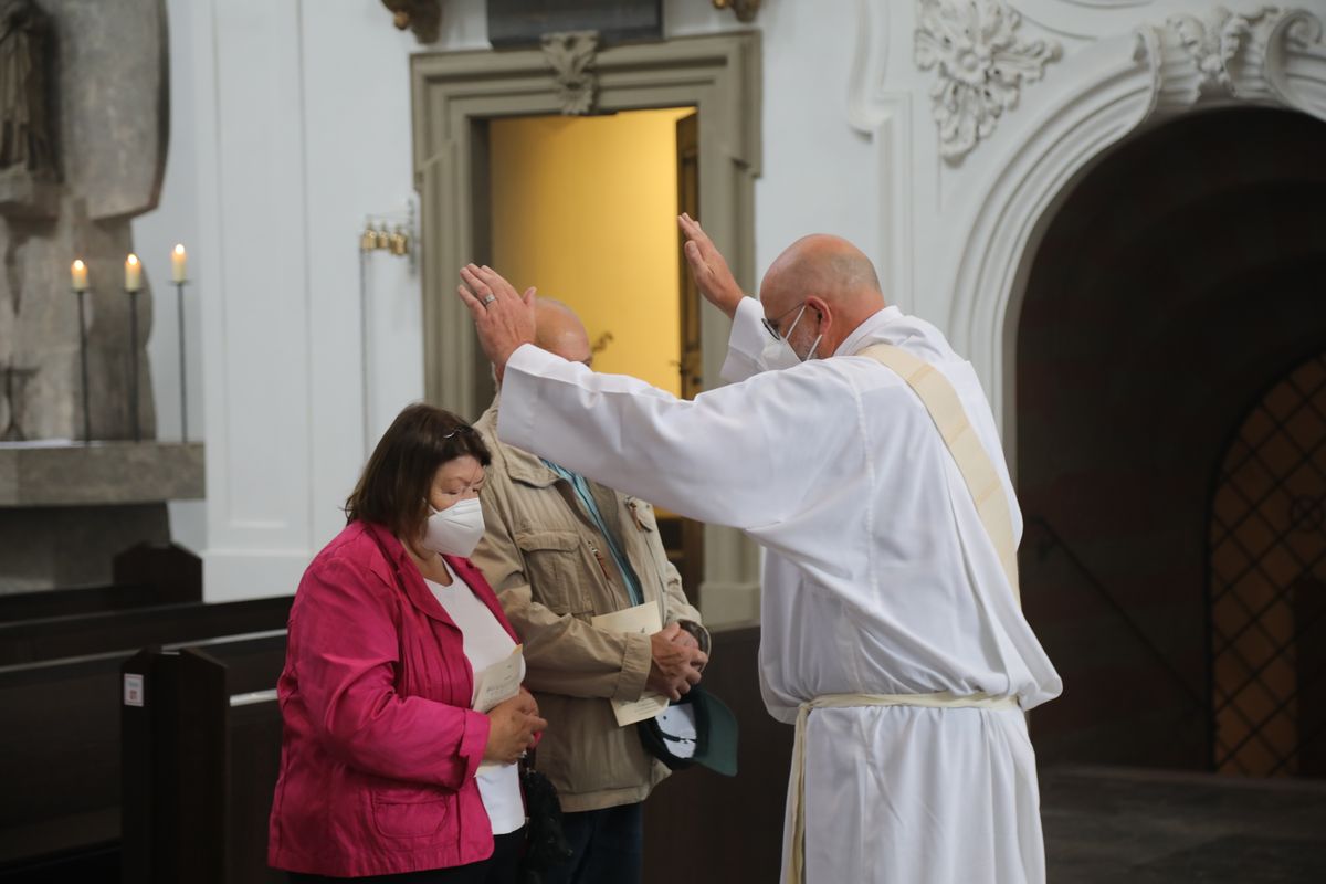 2721/0630_Ehejubilare mit Bischof Franz Jung_28144 Bischof Dr. Franz Jung segnete nach dem Gottesdienst die Ehejubilare.