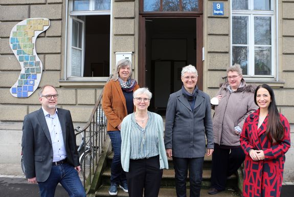 Mit dem Modellprojekt „Obdach Plus“ gehen die Stadt Würzburg und die Oberzeller Franziskanerinnen gemeinsam neue Wege in der Begleitung wohnungsloser Frauen. Von links: Matthias Hart, Verwaltungsleiter und Ökonom des Klosters Oberzell, Sozialpädagogin Susanne Göckelmann, Sozialpädagogin und Fachbereichsleiterin Karola Herbert, Generaloberin Schwester Dr. Katharina Ganz sowie vom Sozialreferat der Stadt Würzburg Petra Baufeld und Sozialreferentin Dr. Hülya Düber. 