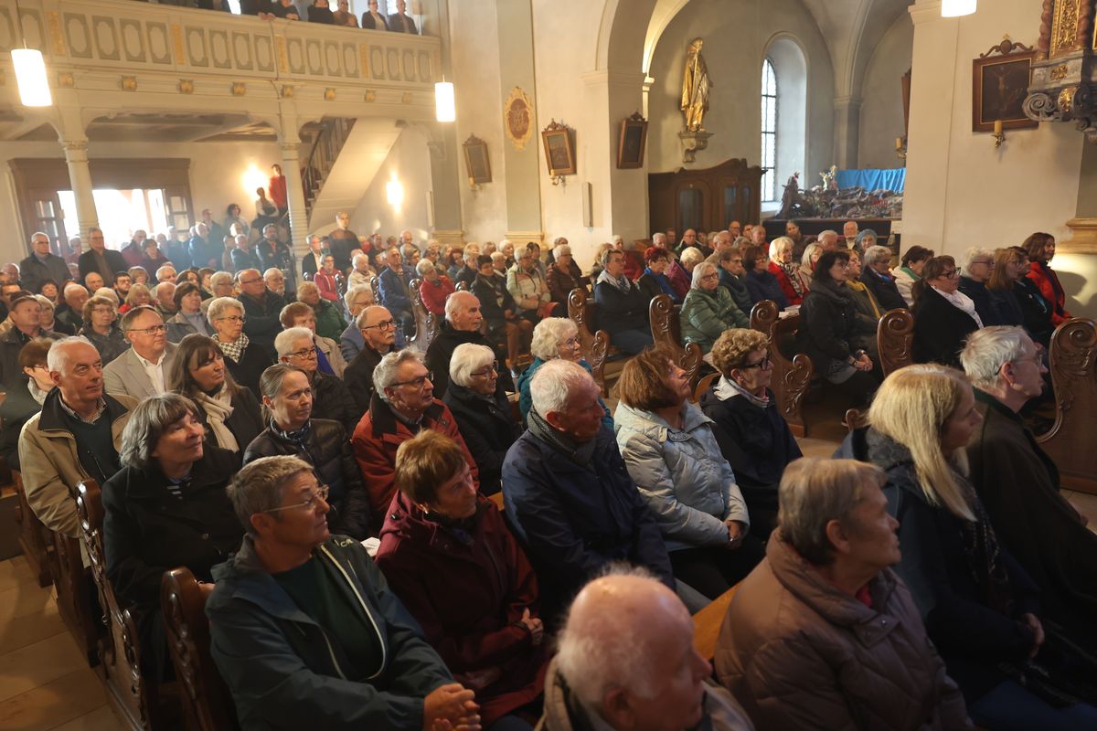 Bei einer Pontifikalmesse in der Klosterkirche auf dem Engelberg bei Großheubach hat Bischof Dr. Franz Jung zusammen mit Pater Jan Pelczarski, Generalsuperior der Oblaten des heiligen Josef aus Rom, am Sonntag, 3. November, offiziell die neue Niederlassung der Oblaten des heiligen Josef im Bistum Würzburg errichtet.