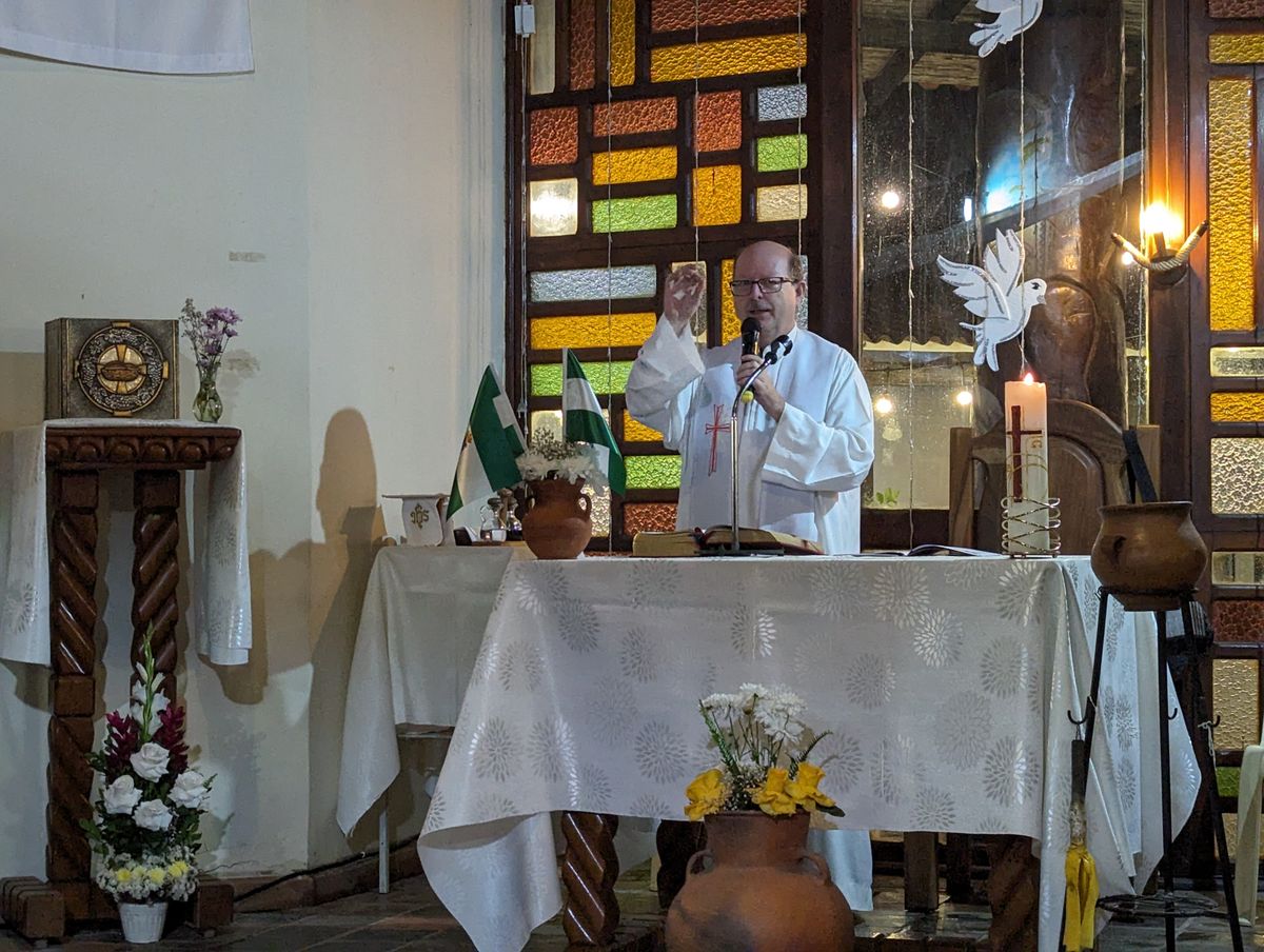 Pfarrer Christian Müssig beim Zelebrieren.