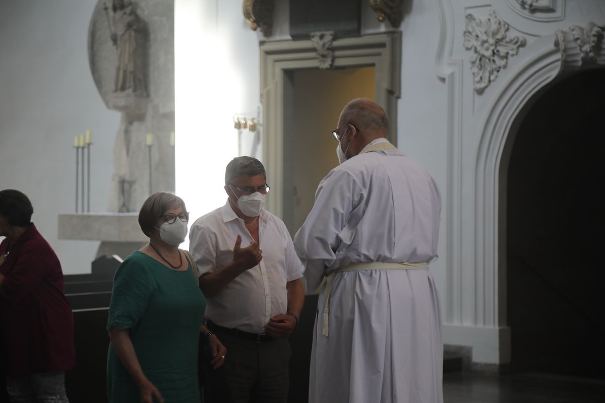 2621/0622 - Ehejubilare Gold mit Weihbischof Ulrich Boom_27913 Weihbischof Ulrich Boom feierte am Montagnachmittag, 26. Juni, einen Gottesdienst für Ehepaare, die 2020 oder 2021 ihr goldenes, diamantenes oder eisernes Ehejubiläum hatten. Im Anschluss konnten sich die Paare segnen lassen.