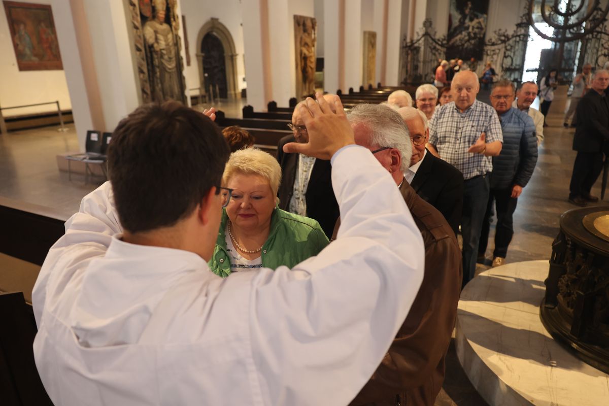 Seelsorgerinnen und Seelsorger spendeten nach dem Gottesdienst den Jubelpaaren individuell den Segen. 