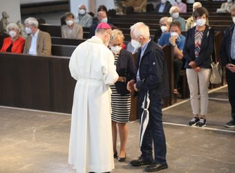 Bischof Dr. Franz Jung segnete nach dem Gottesdienst die Ehejubilare.