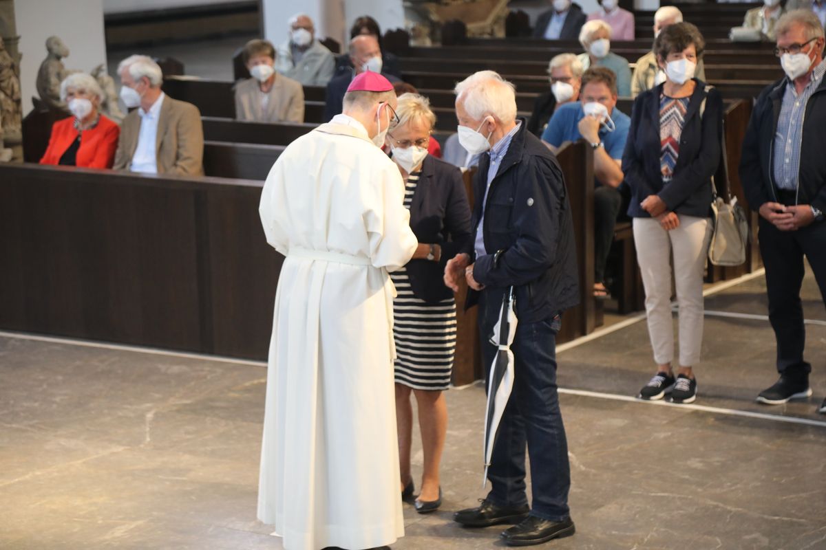 2721/0630_Ehejubilare mit Bischof Franz Jung_28191 Bischof Dr. Franz Jung segnete nach dem Gottesdienst die Ehejubilare.