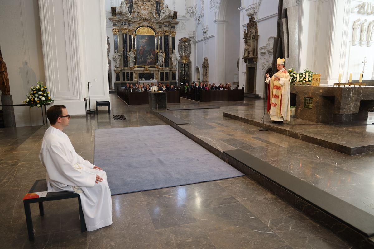 Bei einem feierlichen Gottesdienst im Würzburger Kiliansdom weihte Bischof Dr. Franz Jung Bertram Ziegler zum Diakon. Zahlreiche Verwandte, Freunde und Wegbegleiter des Priesterseminaristen nahmen an der Feier teil.
