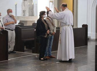 Bischof em. Dr. Friedhelm Hofmann feierte am Freitagnachmittag, 25. Juni, einen Dankgottesdienst mit Ehepaaren, die seit 50, 60 oder 65 Jahren verheiratet sind. Anschließend spendeten der Bischof sowie weitere Priester und Diakone den Jubilaren mit Abstand den Segen.