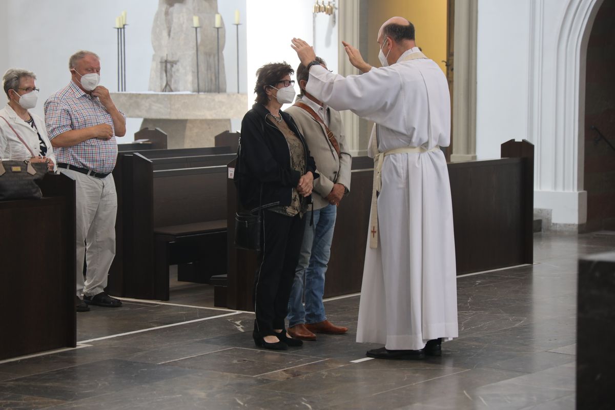 Bischof em. Dr. Friedhelm Hofmann feierte am Freitagnachmittag, 25. Juni, einen Dankgottesdienst mit Ehepaaren, die seit 50, 60 oder 65 Jahren verheiratet sind. Anschließend spendeten der Bischof sowie weitere Priester und Diakone den Jubilaren mit Abstand den Segen.