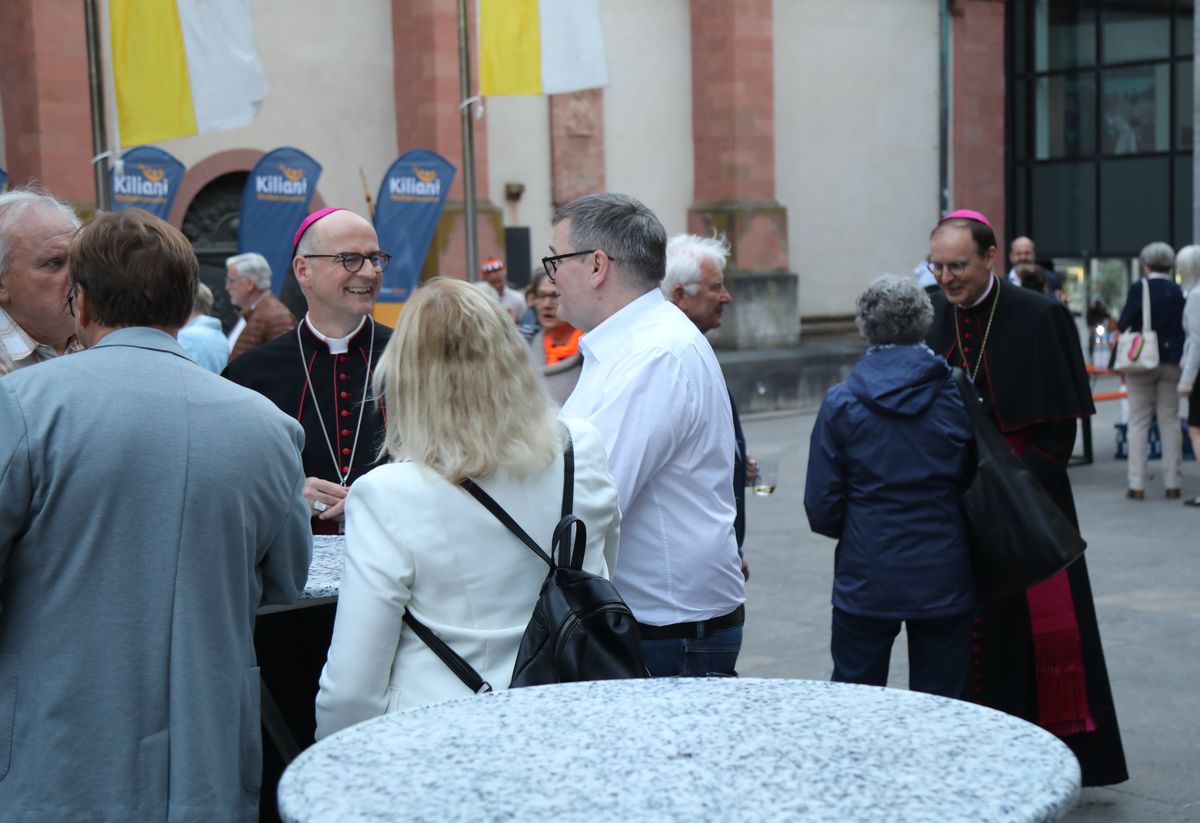 Weihbischof Paul Reder feierte am Dienstagabend, 8. Juli, einen Kiliani-Pontifikalgottesdienst mit den Katholischen Erwachsenenverbänden im Kiliansdom. 
