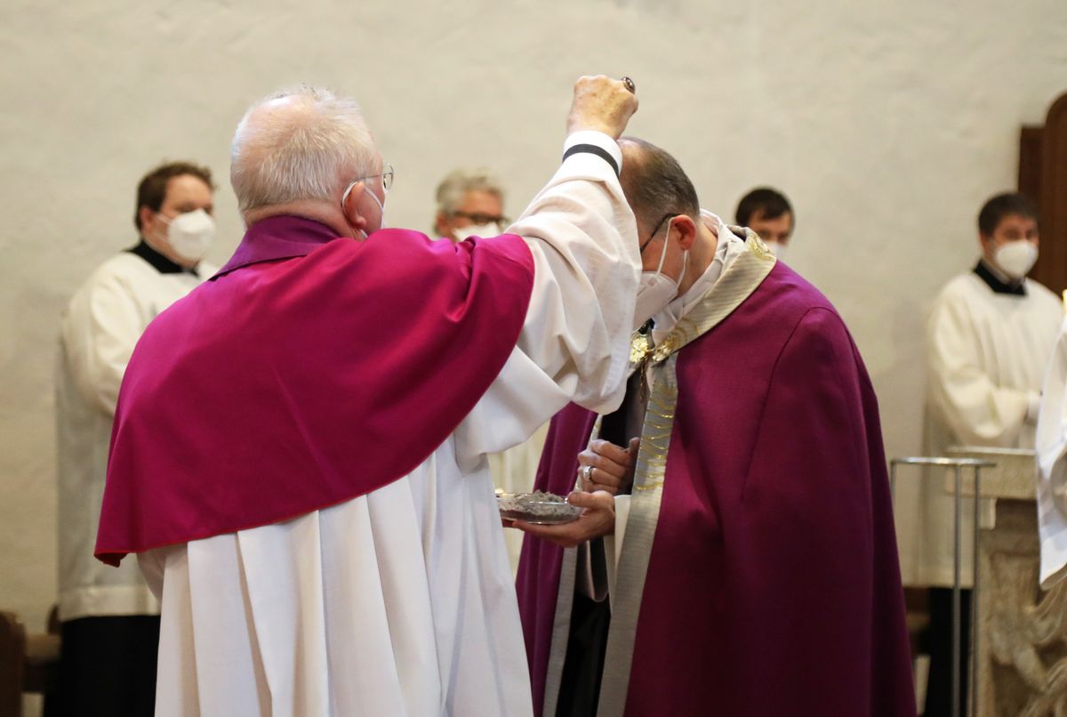Weihbischof Ulrich Boom legt Bischof Dr. Franz Jung das Aschenkreuz auf.