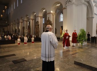 Generalvikar Dr. Jürgen Vorndran feierte am Dienstagabend, 29. Juni, einen Dankgottesdienst mit Ehejubilaren, die 2020 oder 2021 silberne Hochzeit feiern. Im Anschluss hatten die Ehepaare Gelegenheit, sich segnen zu lassen.