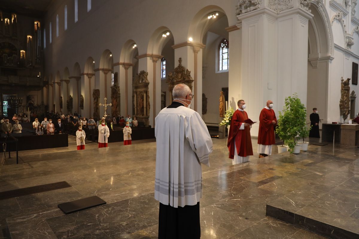 Generalvikar Dr. Jürgen Vorndran feierte am Dienstagabend, 29. Juni, einen Dankgottesdienst mit Ehejubilaren, die 2020 oder 2021 silberne Hochzeit feiern. Im Anschluss hatten die Ehepaare Gelegenheit, sich segnen zu lassen.