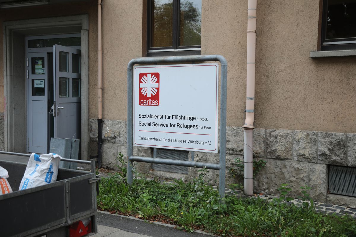 Der "Sozialdienst für Flüchtlinge" bietet dreimal wöchentlich Sprechstunden für die Bewohnerinnen und Bewohner an.  Der "Sozialdienst für Flüchtlinge" bietet dreimal wöchentlich Sprechstunden für die Bewohnerinnen und Bewohner an.