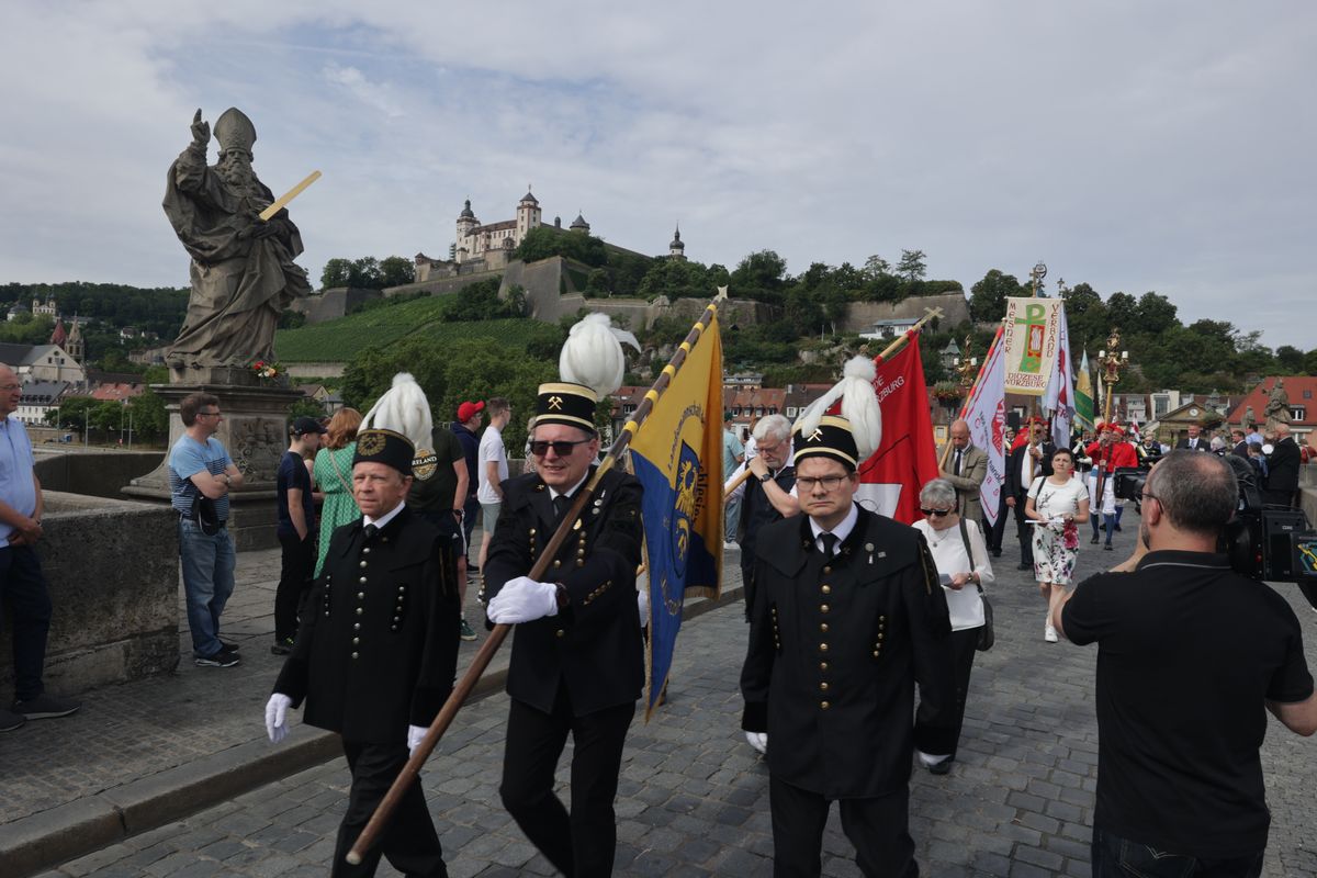 Mit einer Reliquienprozession von Sankt Burkard über die Alte Mainbrücke und einem Pontifikalgottesdienst im Kiliansdom ist am Sonntag, 6. Juli, die Kiliani-Wallfahrtswoche 2025 eröffnet worden.