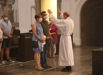 Mit rund 100 Ehepaaren aus der ganzen Diözese hat Bischof Dr. Franz Jung am Montagabend, 28. Juni, einen Gottesdienst im Würzburger Kiliansdom gefeiert. Eingeladen waren Ehejubilare, die in den Jahren 2020 und 2021 ihr silbernes Ehejubiläum feiern. Nach dem Gottesdienst ließen sich die Ehepartner von Bischof Jung und weiteren Priestern und Diakonen mit Abstand segnen.