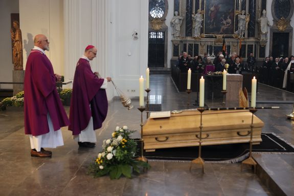 Bischof Dr. Franz Jung feierte am Samstag, 12. Oktober, im Würzburger KIliansdom ein Pontifikalrequiem für Weihbischof em. Helmut Bauer. Die anschließende Beisetzung leitete Dompropst Weihbischof Paul Reder. 