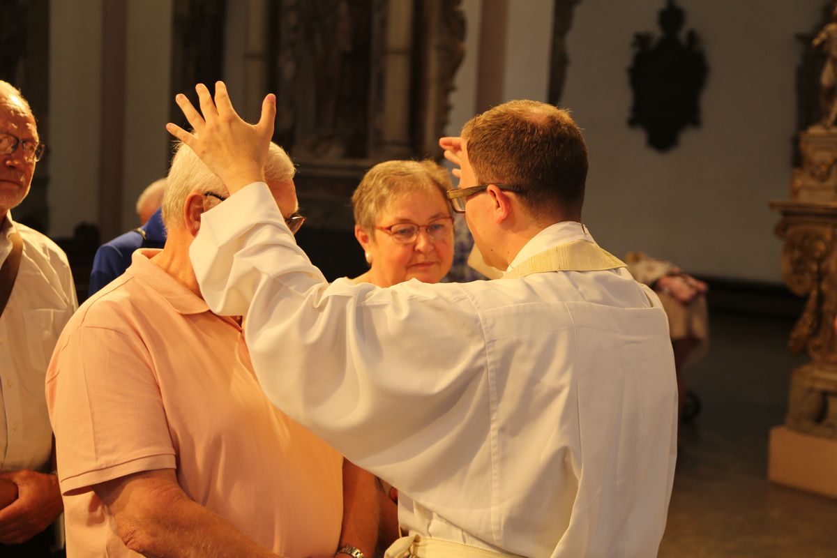 Rund 250 Ehejubilare haben am Freitagnachmittag, 4. Juli, im Kiliansdom in einem Pontifikalgottesdienst mit Weihbischof em. Ulrich Boom ihr Eheversprechen erneuert. 
