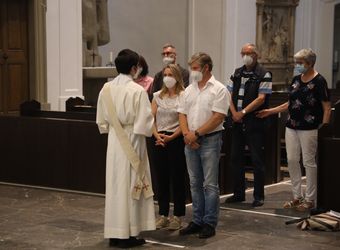 Bischof Dr. Franz Jung feierte am Mittwochabend, 23. Juni, einen Gottesdienst für Ehepaare, die 2021 oder 2021 auf 25 gemeinsame Jahre zurückblicken. Im Anschluss konnten sich die Paare segnen lassen.