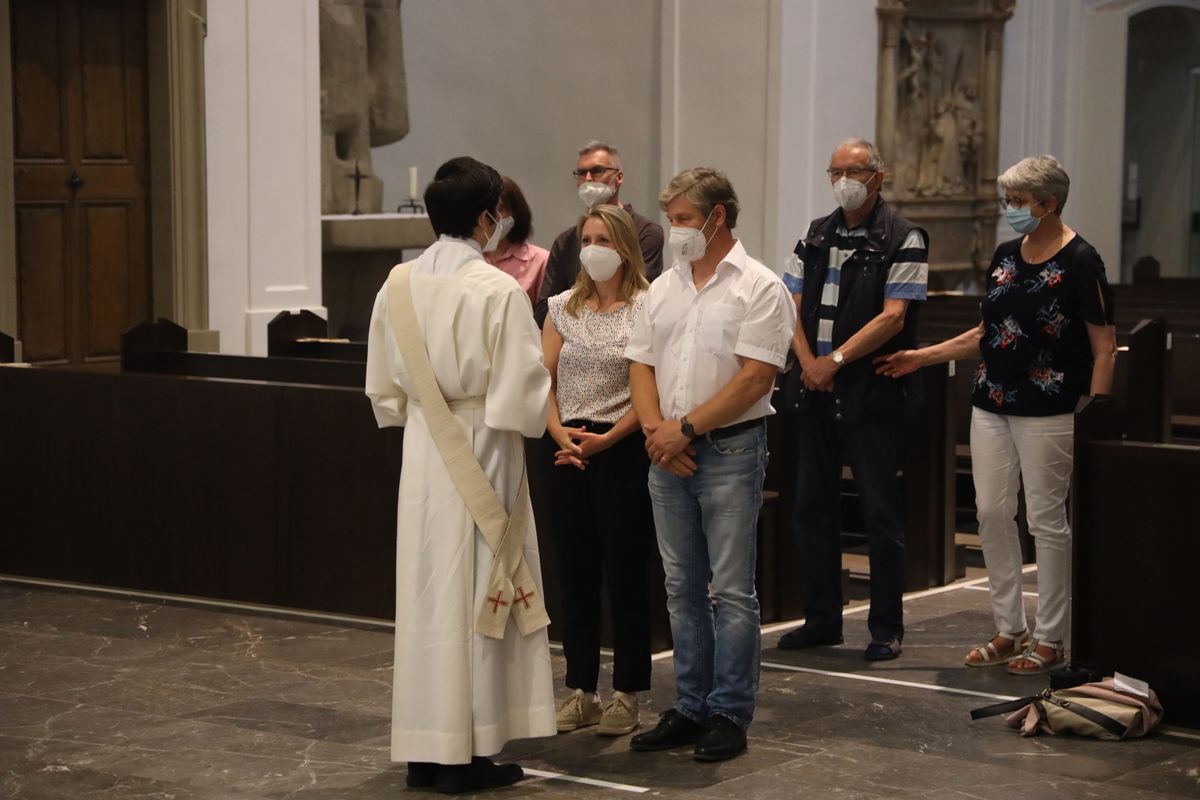 Bischof Dr. Franz Jung feierte am Mittwochabend, 23. Juni, einen Gottesdienst für Ehepaare, die 2021 oder 2021 auf 25 gemeinsame Jahre zurückblicken. Im Anschluss konnten sich die Paare segnen lassen.