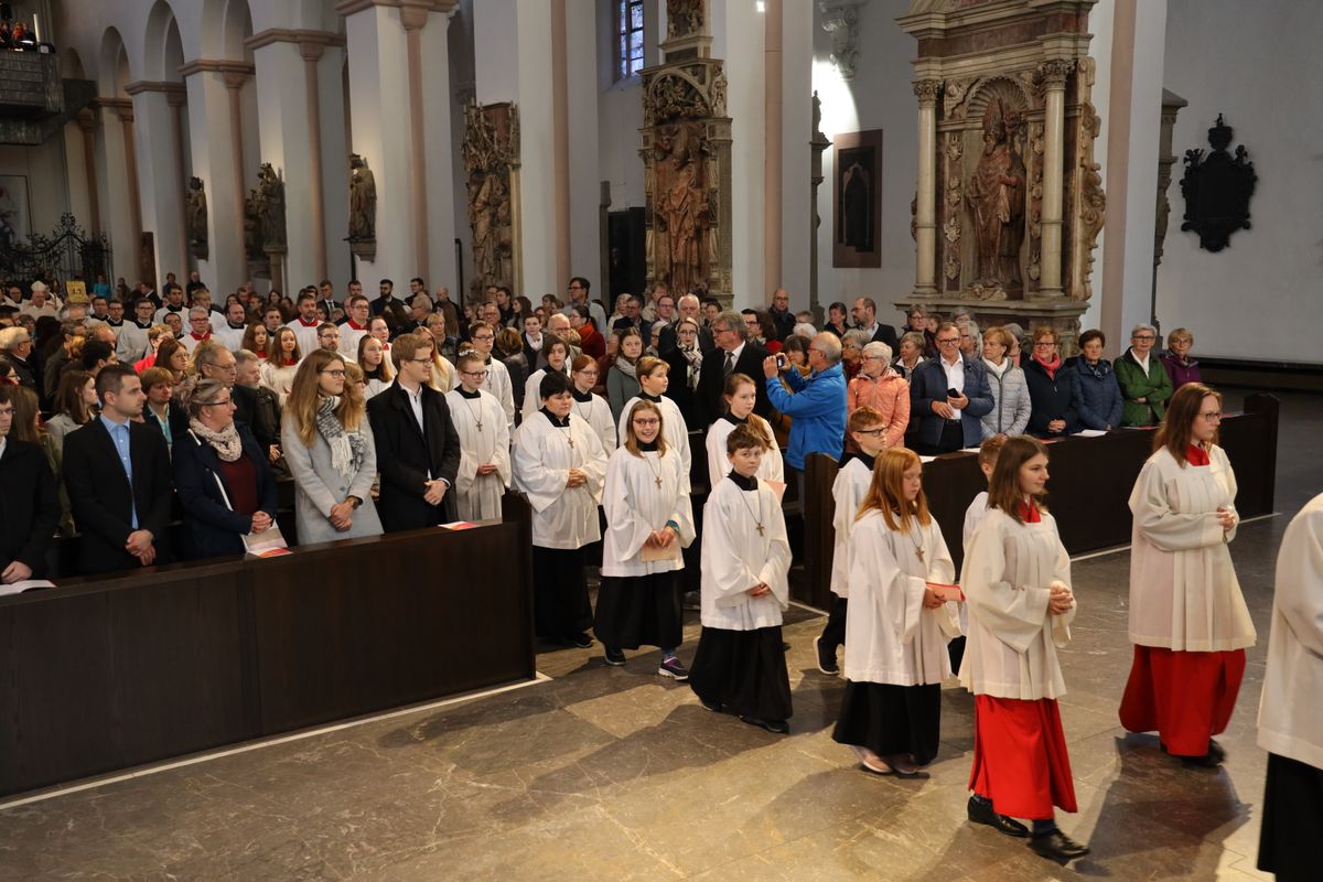 Bei einem feierlichen Gottesdienst im Würzburger Kiliansdom weihte Bischof Dr. Franz Jung Bertram Ziegler zum Diakon. Zahlreiche Verwandte, Freunde und Wegbegleiter des Priesterseminaristen nahmen an der Feier teil.