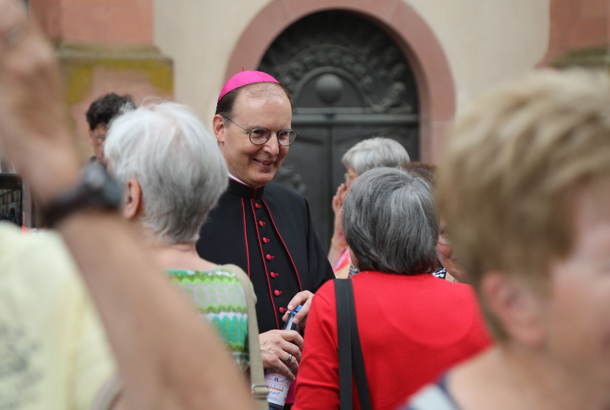 Im Anschluss an den Gottesdienst suchten viele Menschen das Gespräch mit Weihbischof Paul Reder.
