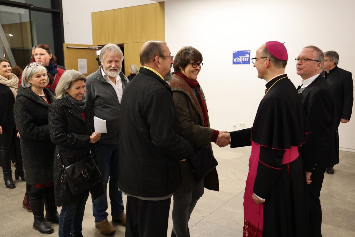 Bischof Dr. Franz Jung begrüßte gemeinsam mit Generalvikar Thomas Keßler und Domkapitular Clemens Bieber, Vorsitzender des Diözesan-Caritasverbands, die Gäste am Eingang des Hörsaalgebäudes. 