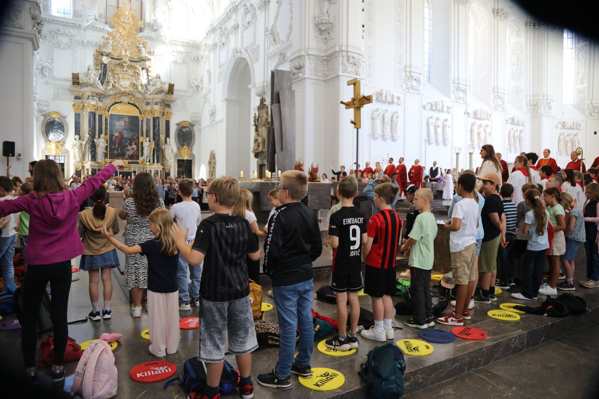 Mit rund 1300 Kommunionkindern und ihren Begleitern hat Weihbischof Paul Reder am Montag, 8. Juli, einen Gottesdienst im Kiliansdom gefeiert.