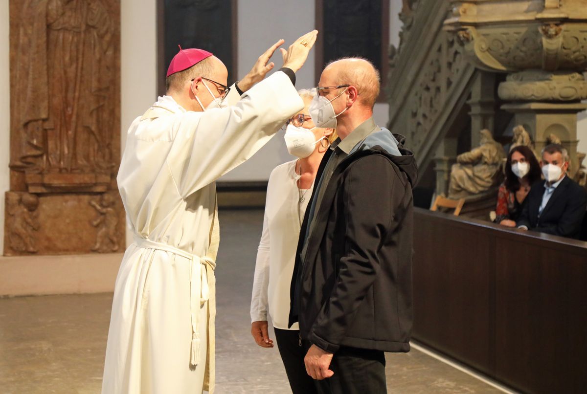 2721/0649 Dankgottesdienst für Ehejubilare mit Bischof Jung am Freitagabend, 2. Juli_28570 Mit rund 120 Ehepaaren aus der ganzen Diözese, die 2020 oder 2021 ihr silbernes Ehejubiläum feiern, hat Bischof Dr. Franz Jung am Freitagabend, 2. Juli, einen Gottesdienst im Würzburger Kiliansdom gefeiert.