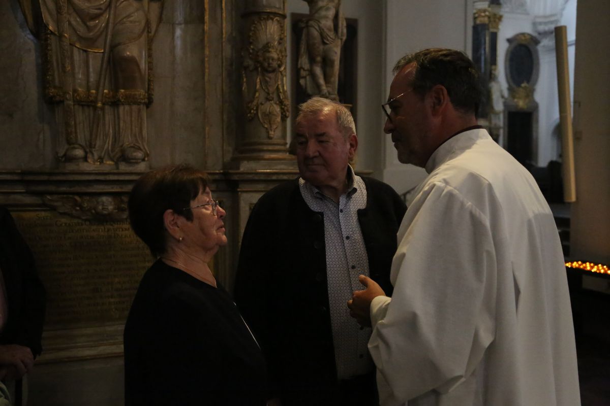 Bischof Dr. Franz Jung hat am Donnerstagnachmittag, 4. Juli, mit etwa 320 Paaren im Kiliansdom ihr goldenes oder diamantenes Ehejubiläum gefeiert.