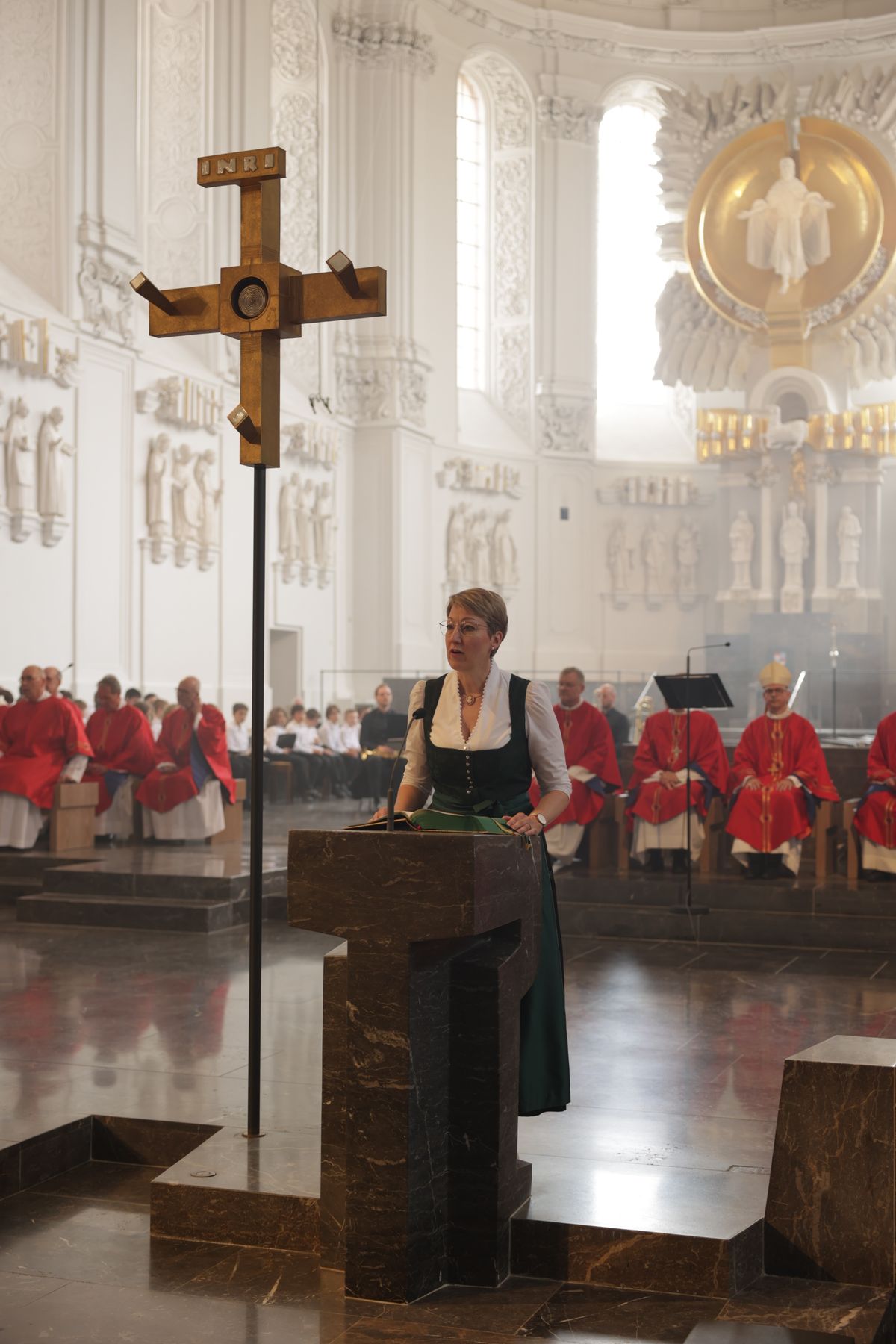 Mit einer Reliquienprozession von Sankt Burkard über die Alte Mainbrücke und einem Pontifikalgottesdienst im Kiliansdom ist am Sonntag, 6. Juli, die Kiliani-Wallfahrtswoche 2025 eröffnet worden.
