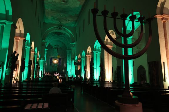 Die "Nacht der Hoffnung" am Samstagabend, 13. Juli, der Kiliani-Wallfahrtswoche lud zu Besinnung, Gebet und Kraftschöpfen in den Kiliansdom ein. Viele Passanten nutzten das Angebot, das um Mitternacht endete. Die "Nacht der Hoffnung" am Samstagabend, 13. Juli, der Kiliani-Wallfahrtswoche lud zu Besinnung, Gebet und Kraftschöpfen in den Kiliansdom ein. Viele Passanten nutzten das Angebot, das um Mitternacht endete.