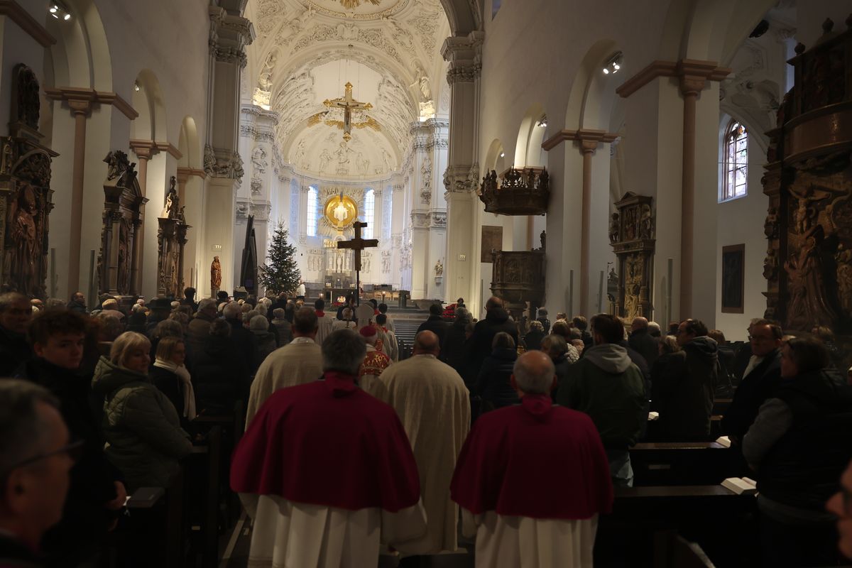 Mit einer Prozession vom Neumünster zum Kiliansdom und einer Pontifikalmesse hat Bischof Dr. Franz Jung am Dienstag, 31. Dezember, in Würzburg für das Bistum das Heilige Jahr eröffnet. Es steht unter dem Motto "Pilger der Hoffnung". 