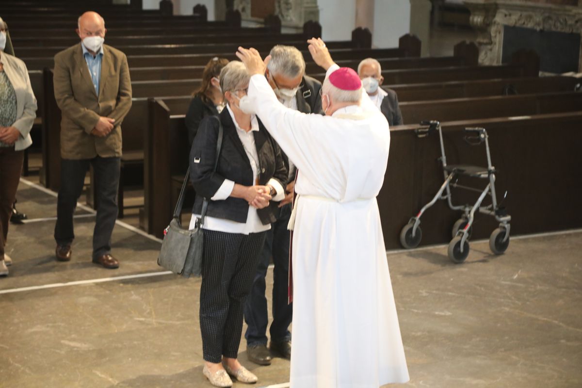 2621/0609 Ehejubilare Weihbischof Boom_27523 Weihbischof Boom und weiteren Priester und Diakone weihen Ehejubilare, die ihr goldenes, diamantenes oder eisernes Ehejubiläum feiern.