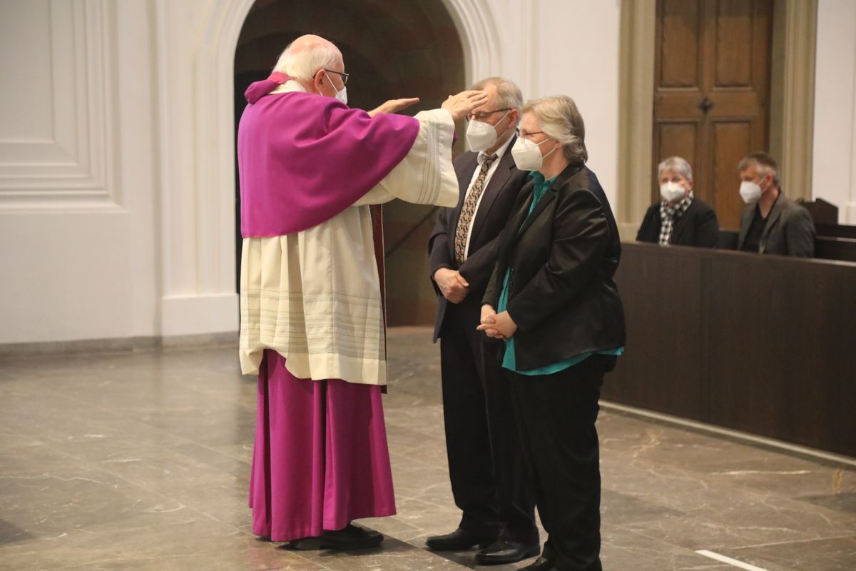 2721/0637-Dankgottesdienst für Ehejubilare mit Bischof Dr. Franz Jung_28307 Bischof Dr. Franz Jung hat am Mittwochabend, 30. Juni, einen Gottesdienst im Würzburger Kiliansdom gefeiert.