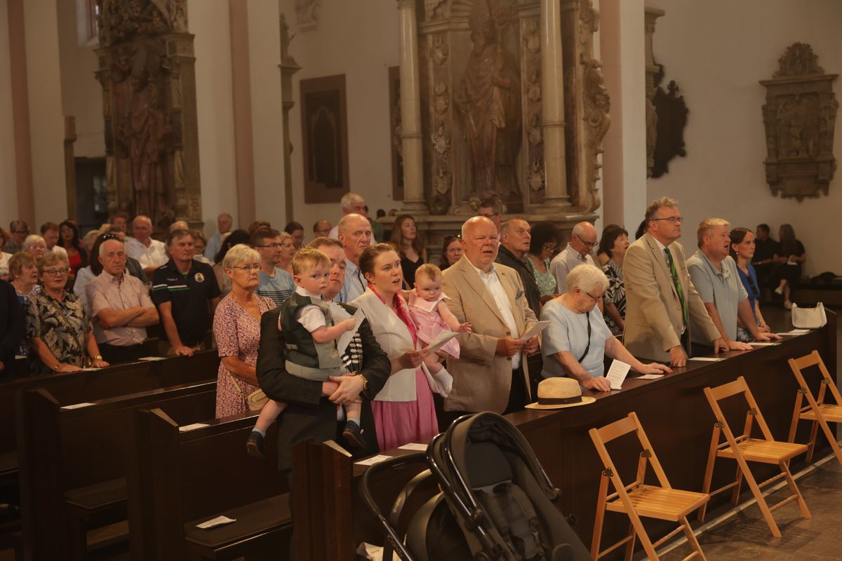 Mit einer Reliquienprozession von Sankt Burkard über die Alte Mainbrücke und einem Pontifikalgottesdienst im Kiliansdom ist am Sonntag, 6. Juli, die Kiliani-Wallfahrtswoche 2025 eröffnet worden.