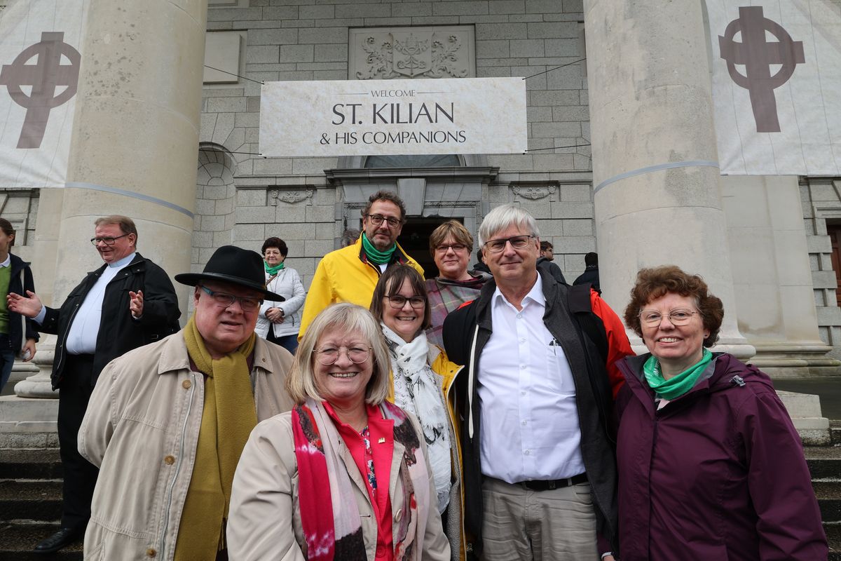 Bischof Dr. Franz Jung feierte am Sonntag, 6. Oktober, einen Gottesdienst zum Abschluss der Irlandwallfahrt mit den Reliquien der Frankenapostel in der Kathedrale von Cavan. Im Anschluss wurde der Schrein mit den Häuptern der Märtyrer für den Rücktransport nach Würzburg sicher verpackt.