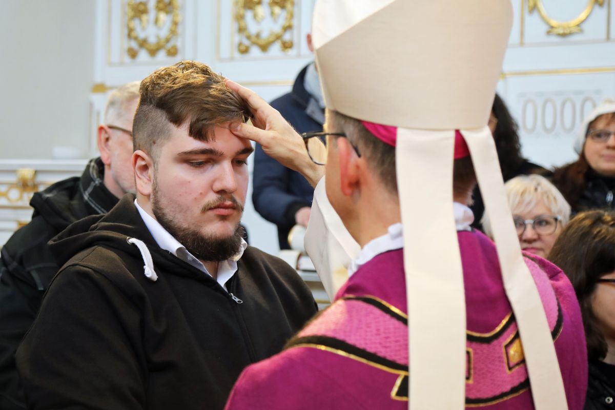 Bei einer Feier im Neumünster ließ Bischof Dr. Franz Jung 20 Erwachsene zu Taufe, Firmung und Eucharistie zu sowie eine Bewerberin für die Erwachsenenfirmung.