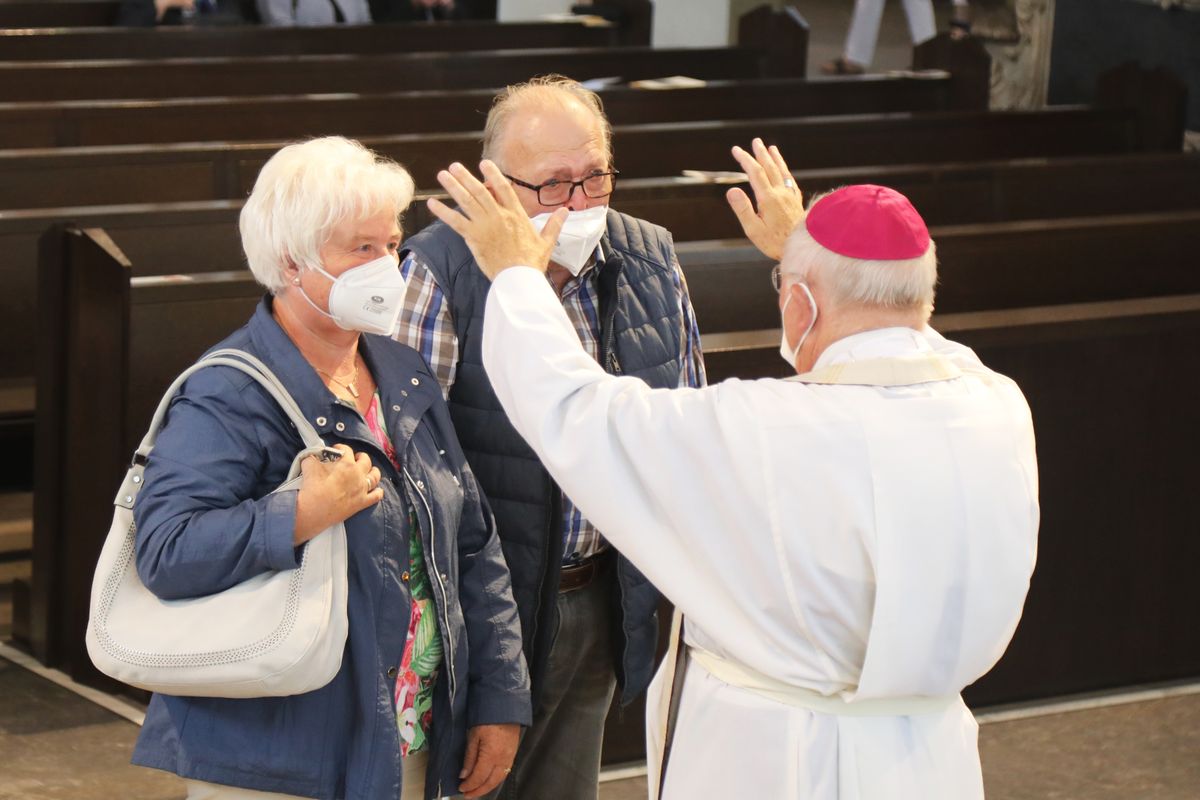 	 Weihbischof Ulrich Boom feierte am Mittwochnachmittag, 30. Juni, einen Gottesdienst für Ehepaare, die 2020 oder 2021 ihr goldenes, diamantenes oder eisernes Ehejubiläum hatten. Im Anschluss konnten sich die Paare segnen lassen.
