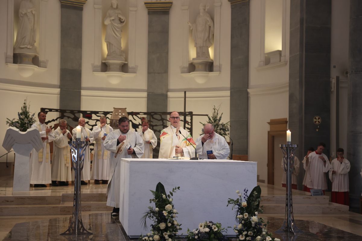 Bischof Dr. Franz Jung feierte am Festtag des heiligen Franziskus in der Kathedrale des heiligen Mél in Longford einen Gottesdienst. Im Anschluss lud die Pfarrei zum Kaffee in das Untergeschoss ein.