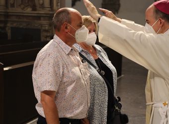 Bischof Dr. Franz Jung feierte am Mittwochabend, 23. Juni, einen Gottesdienst für Ehepaare, die 2021 oder 2021 auf 25 gemeinsame Jahre zurückblicken. Im Anschluss konnten sich die Paare segnen lassen.