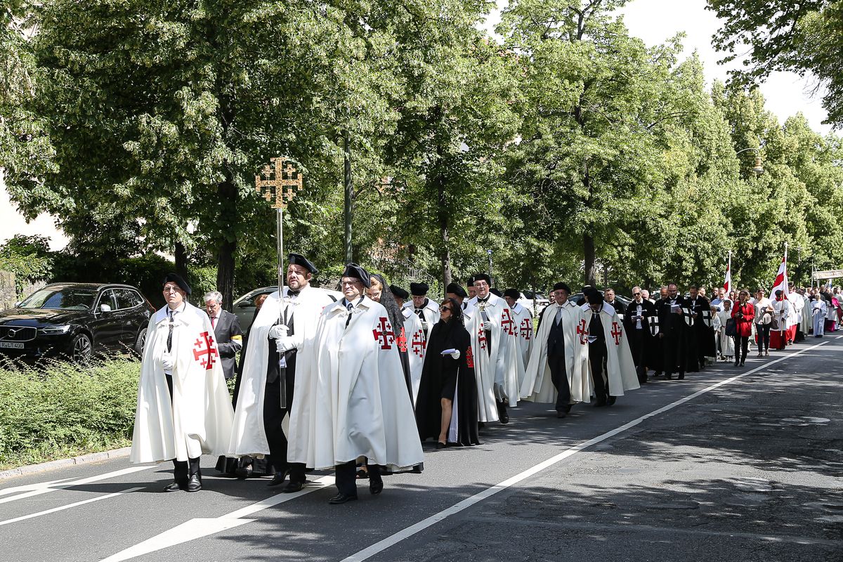 Die Fronleichnamsprozession in Würzburg stand unter dem Motto "Denn Gott hat uns nicht einen Geist der Verzagtheit gegeben, sondern den Geist der Kraft, der Liebe und Besonnenheit".