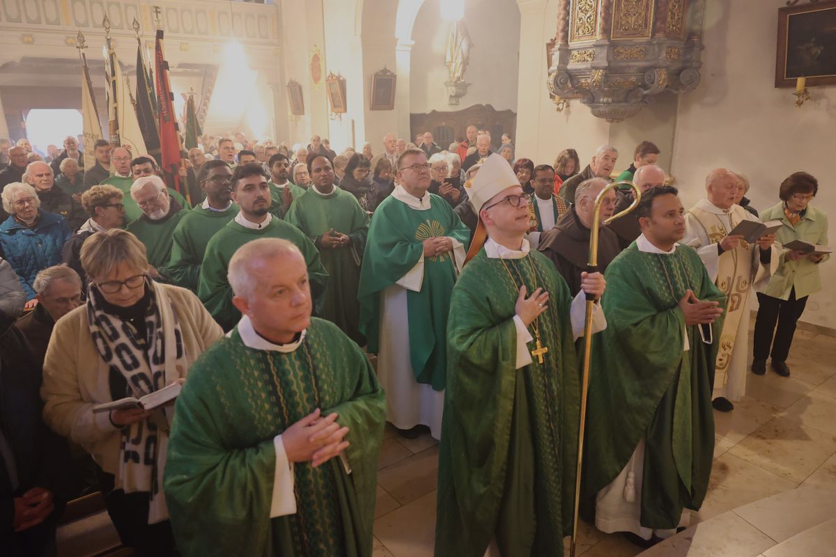 Bei einer Pontifikalmesse in der Klosterkirche auf dem Engelberg bei Großheubach hat Bischof Dr. Franz Jung zusammen mit Pater Jan Pelczarski, Generalsuperior der Oblaten des heiligen Josef aus Rom, am Sonntag, 3. November, offiziell die neue Niederlassung der Oblaten des heiligen Josef im Bistum Würzburg errichtet.