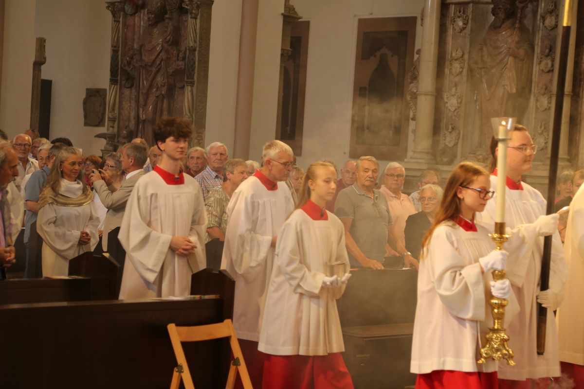 Rund 250 Ehejubilare haben am Freitagnachmittag, 4. Juli, im Kiliansdom in einem Pontifikalgottesdienst mit Weihbischof em. Ulrich Boom ihr Eheversprechen erneuert. 
