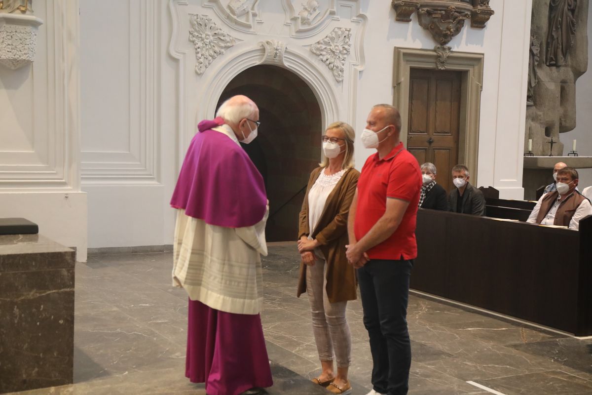 2721/0637-Dankgottesdienst für Ehejubilare mit Bischof Dr. Franz Jung_28279 Bischof Dr. Franz Jung hat am Mittwochabend, 30. Juni, einen Gottesdienst im Würzburger Kiliansdom gefeiert.