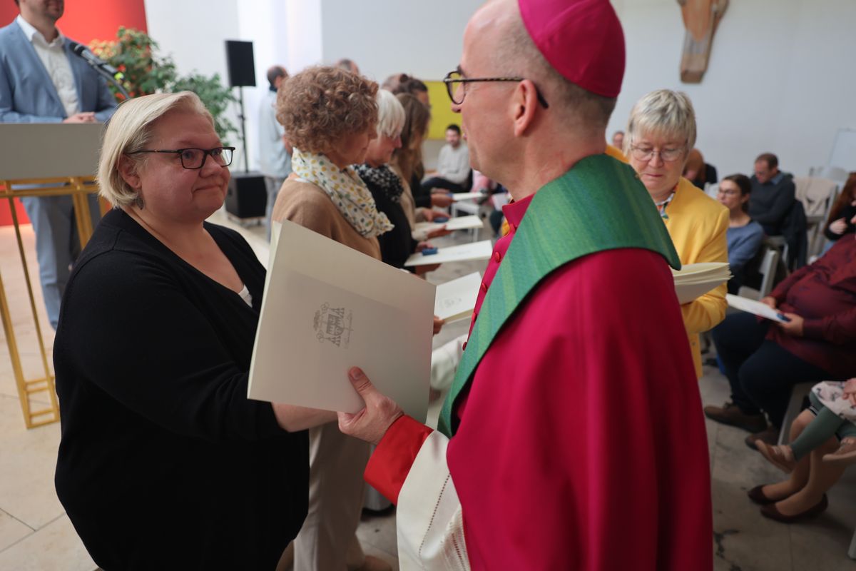 Bei einem Gottesdienst in der Jugendkirche Würzburg hat Bischof Dr. Franz Jung am Freitag, 25. Oktober, insgesamt 47 Personen für die Schulpastoral beauftragt.