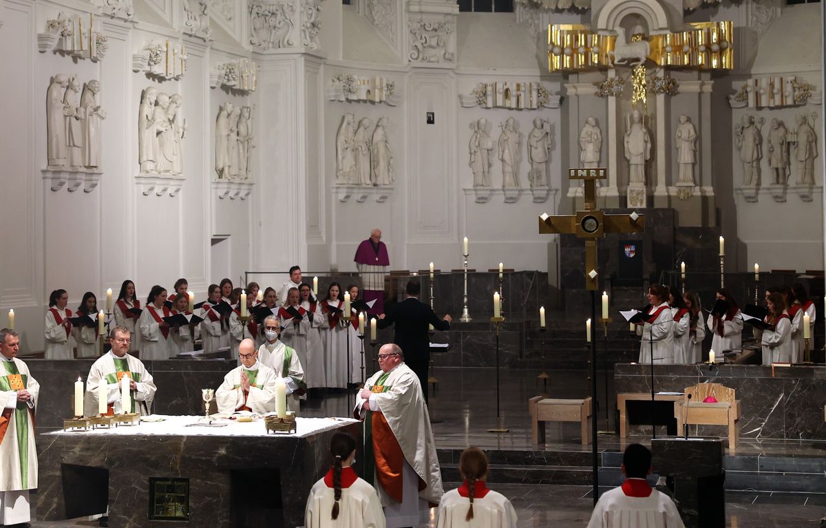 BIschof Dr. Franz Jung feiert am Samstagabend, 16. April, im Würzburger Kiliansdom die Osternacht.