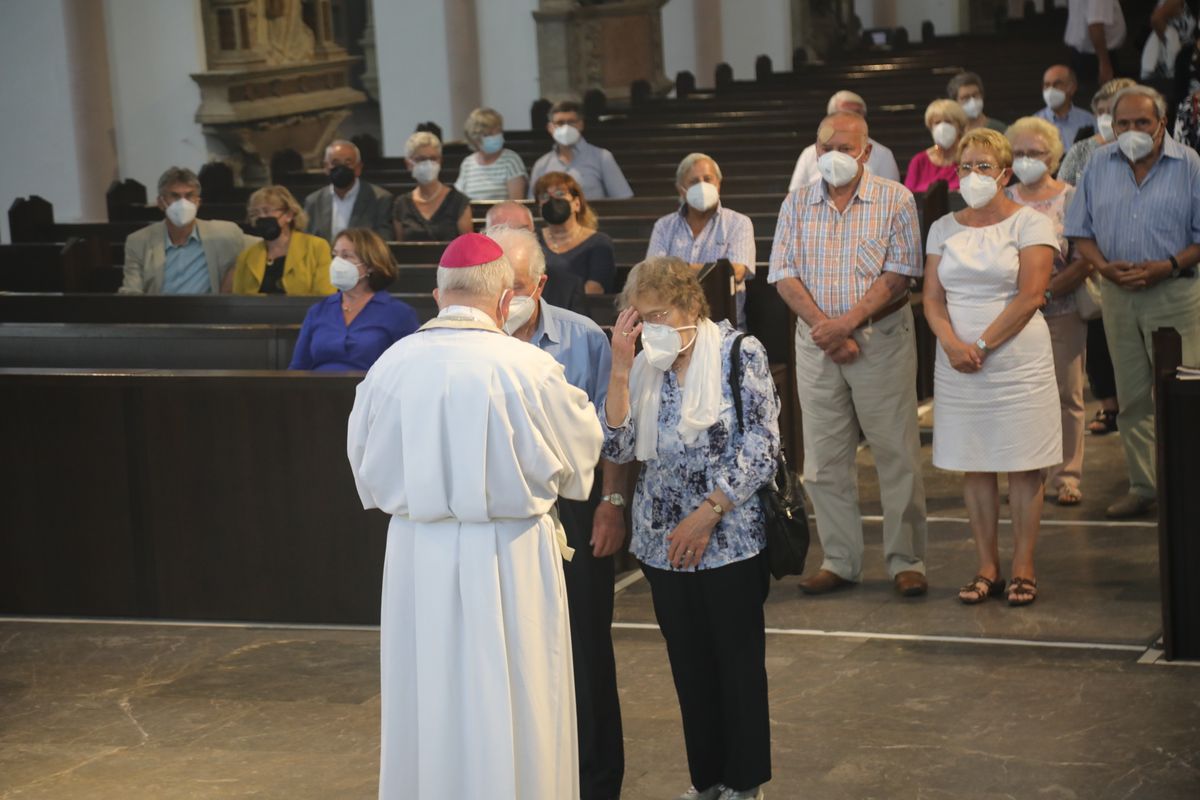 2621/0622 - Ehejubilare Gold mit Weihbischof Ulrich Boom_27901 Weihbischof Ulrich Boom feierte am Montagnachmittag, 26. Juni, einen Gottesdienst für Ehepaare, die 2020 oder 2021 ihr goldenes, diamantenes oder eisernes Ehejubiläum hatten. Im Anschluss konnten sich die Paare segnen lassen.