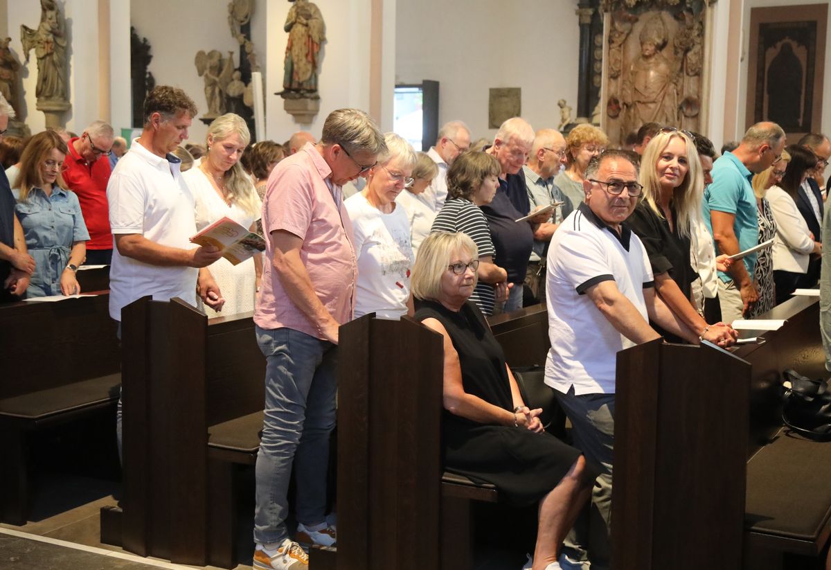 Mit rund 1000 Eheleuten, die in diesem Jahr Silberhochzeit haben, feierte Bischof Dr. Franz Jung am Freitagabend, 4. Juli 2025, einen Pontifikalgottesdienst im Kiliansdom. Im Anschluss erteilten er, Weihbischof Paul Reder sowie weitere Seelsorgerinnen und Seelsorger den Paaren einzeln den Segen.